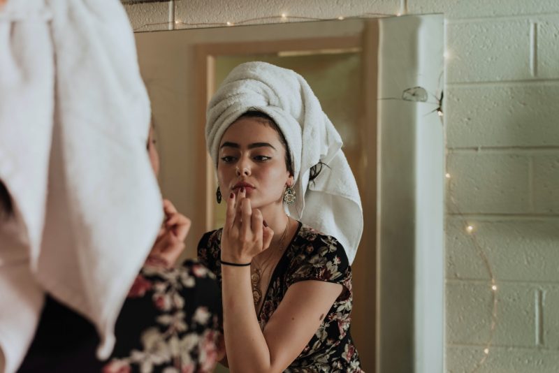 Jakich kosmetyków warto używać do pielęgnacji twarzy?
