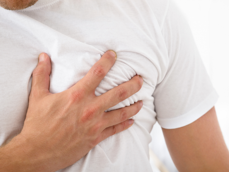 Domowe sposoby na ból w klatce piersiowej – poznaj najczęstsze przyczyny i dowiedz się, jak walczyć z tą przypadłością!