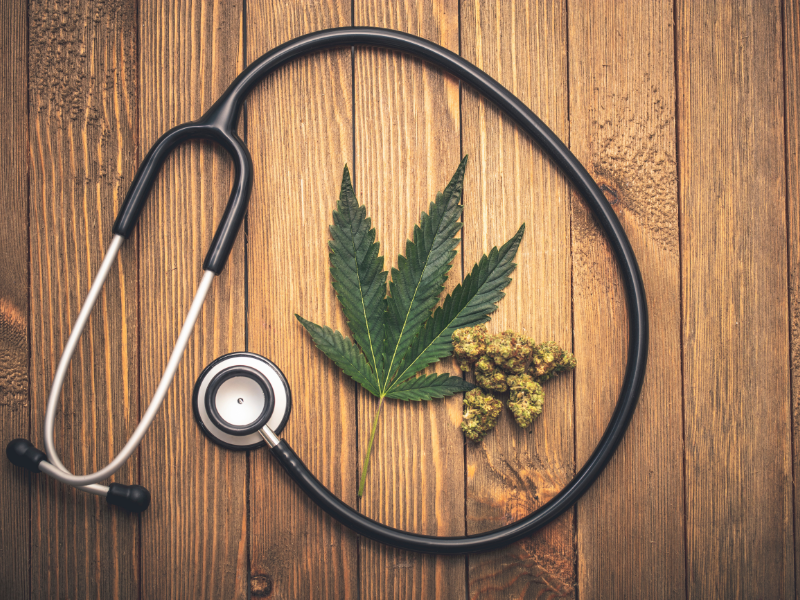 Terapia medyczną marihuaną a tradycyjne metody leczenia: czy można je łączyć?